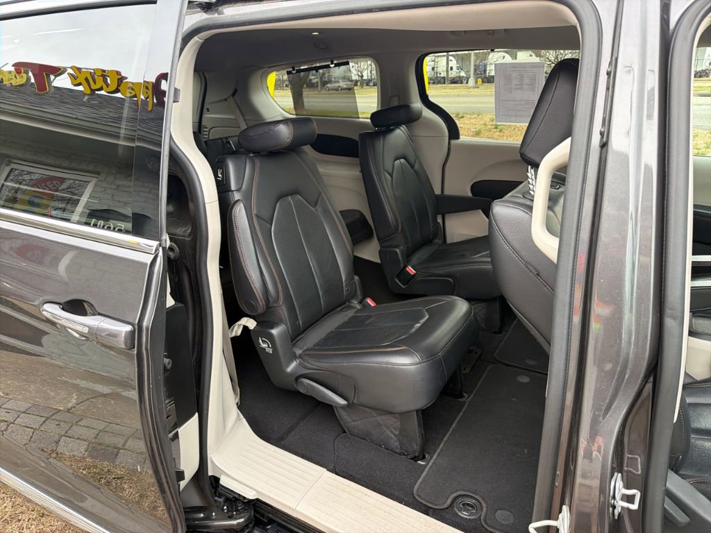 Used 2019 Chrysler Pacifica Touring-L w/ Tire & Wheel Group image 5