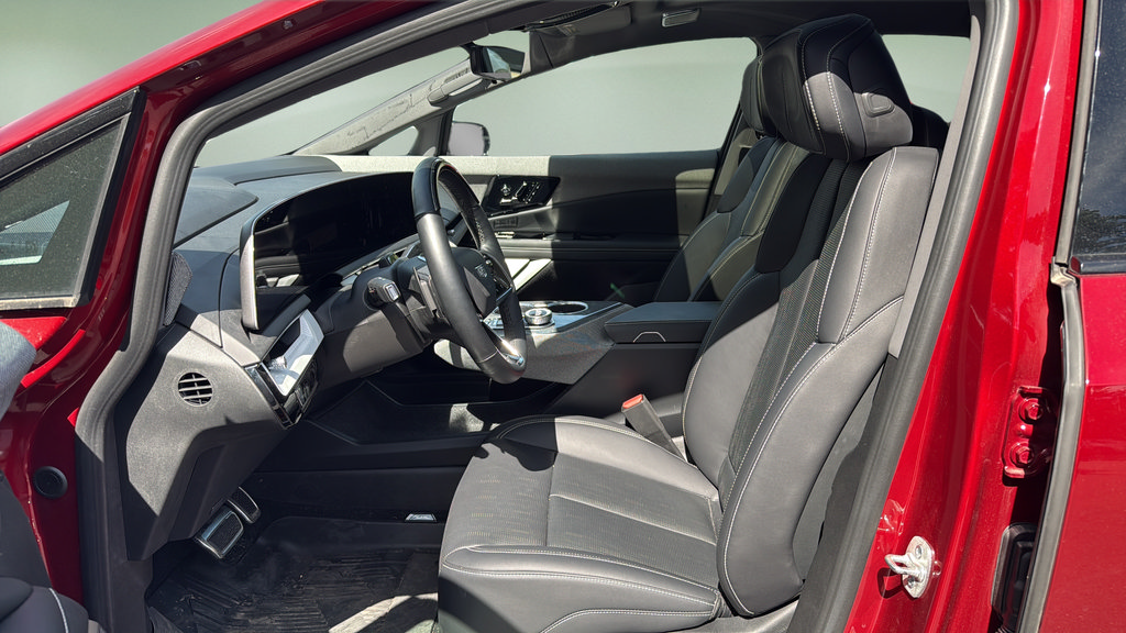 Certified 2025 Cadillac Optiq Sport 2 w/ LPO, Floor Liner Package AWD/4WD image 19