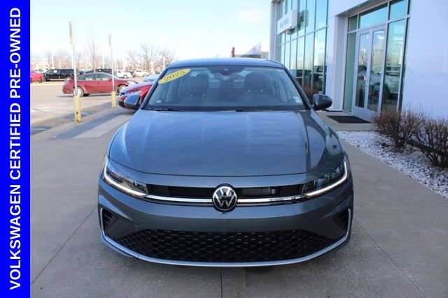 Used 2025 Volkswagen Jetta SE w/ Sunroof Package image 2