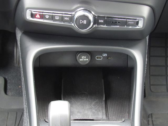 Used 2024 Volvo XC40 B5 Core AWD/4WD image 29