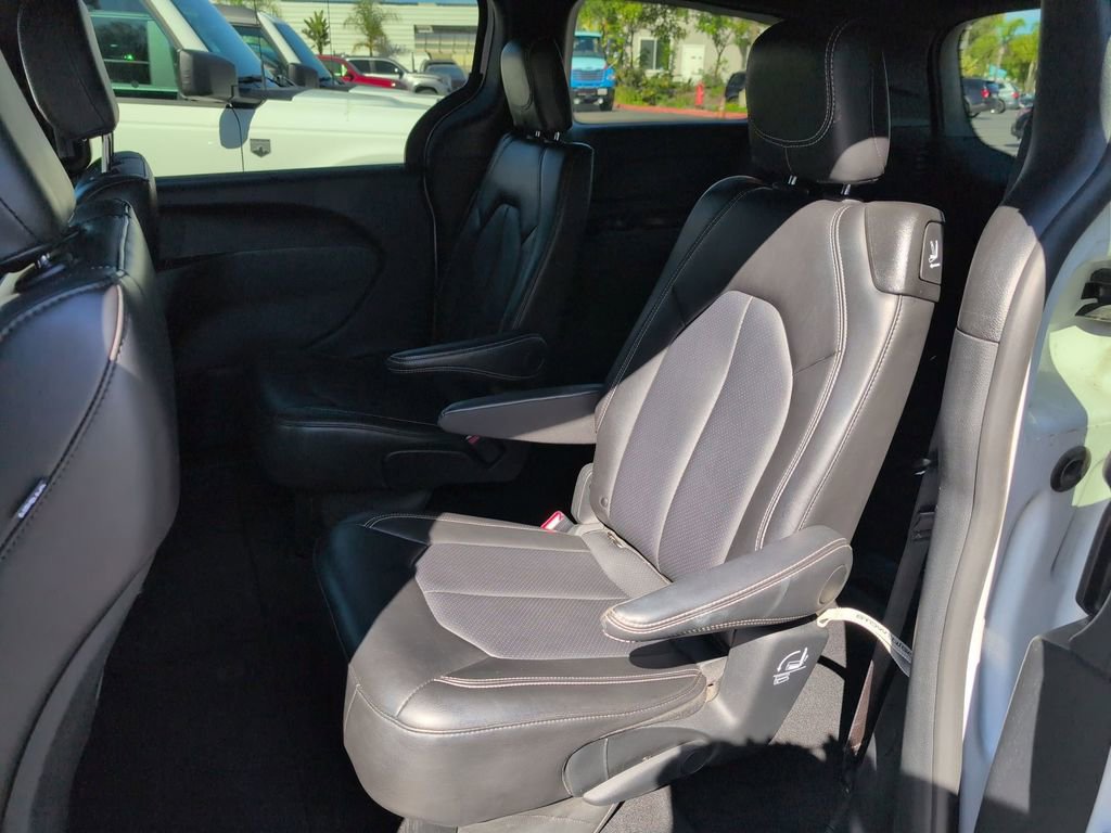 Used 2025 Chrysler Pacifica Select image 27
