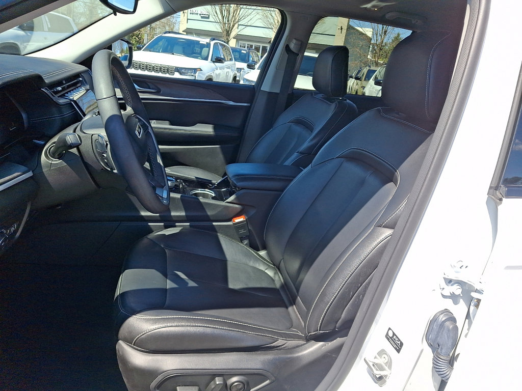 Used 2023 Jeep Grand Cherokee Limited image 24