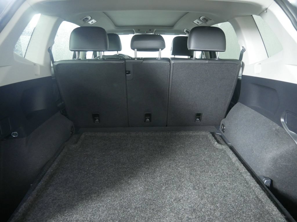 Used 2023 Volkswagen Tiguan SE w/ Panoramic Sunroof Package AWD/4WD image 17