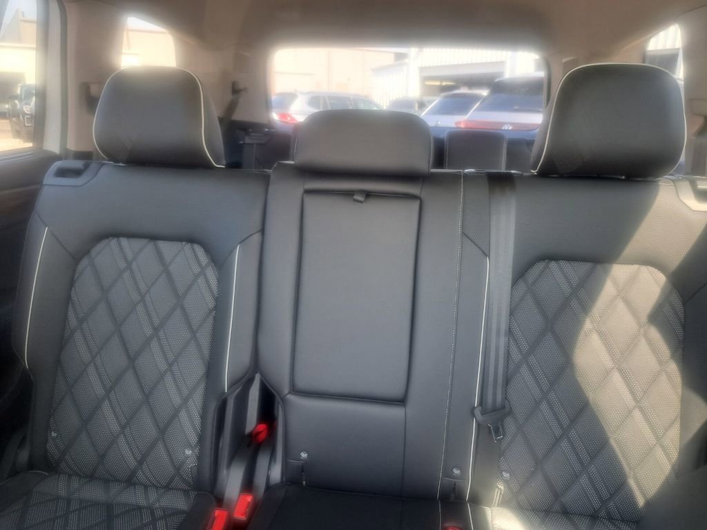 Used 2025 Volkswagen Atlas SEL Premium R-Line image 19