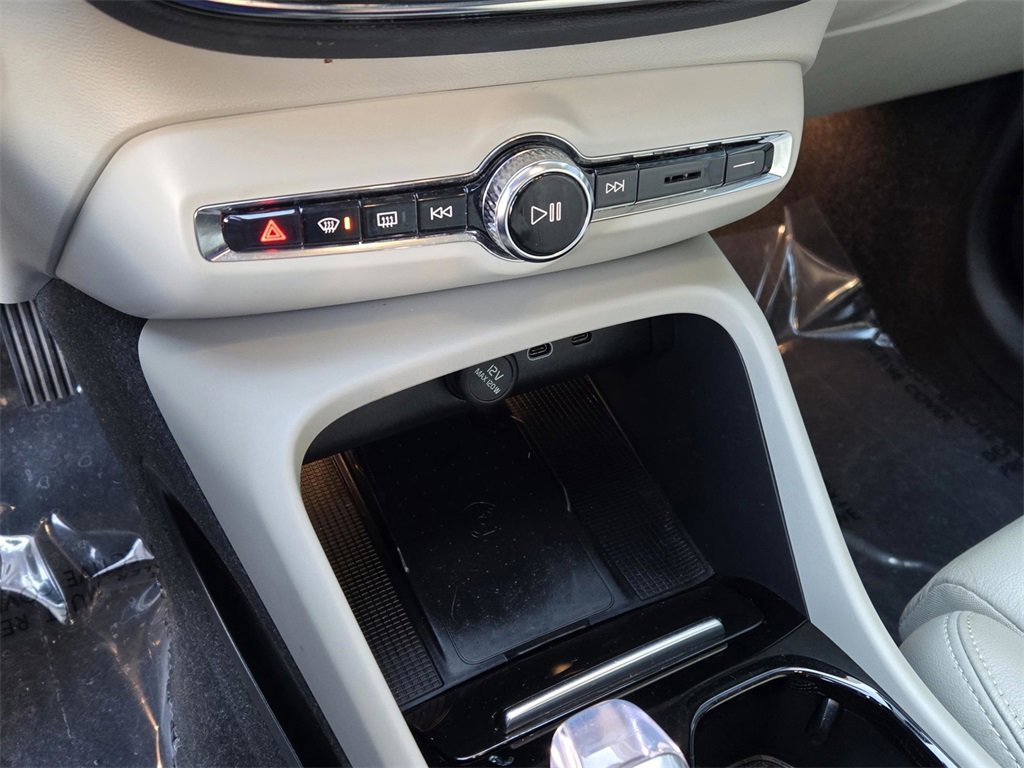 Used 2023 Volvo XC40 B5 Plus image 22