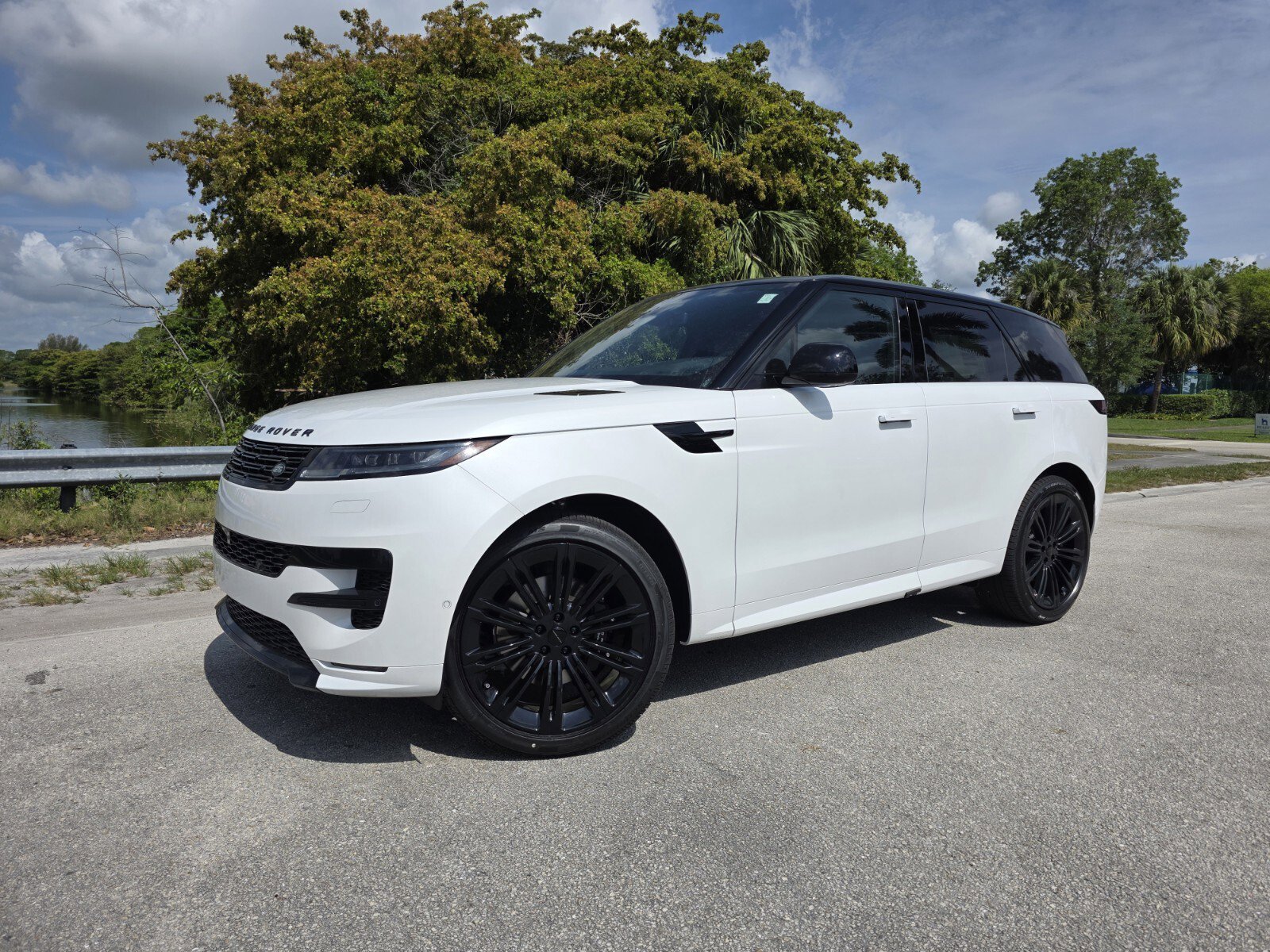 New 2026 Land Rover Range Rover Sport Dynamic SE