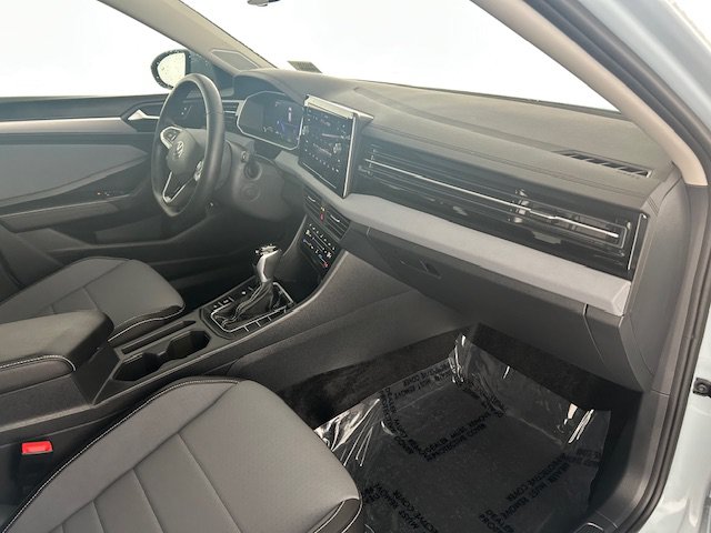 Used 2025 Volkswagen Jetta SE FWD image 13