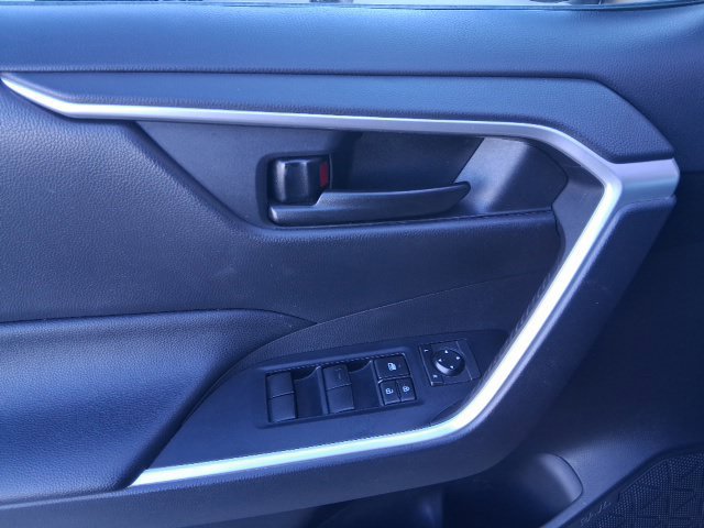 Used 2019 Toyota RAV4 LE FWD image 10