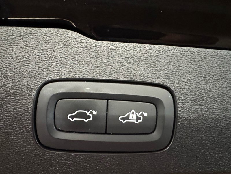 Used 2020 Volvo V60 T5 Cross Country w/ Protection Package Premier image 24