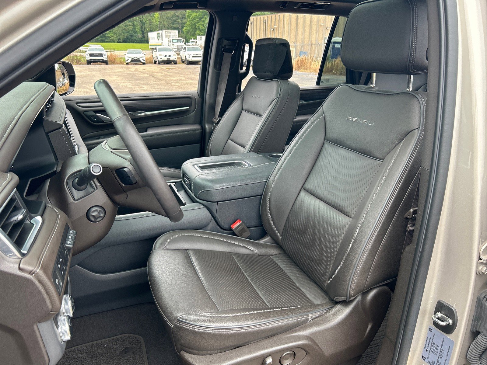 Used 2022 GMC Yukon Denali RWD image 17