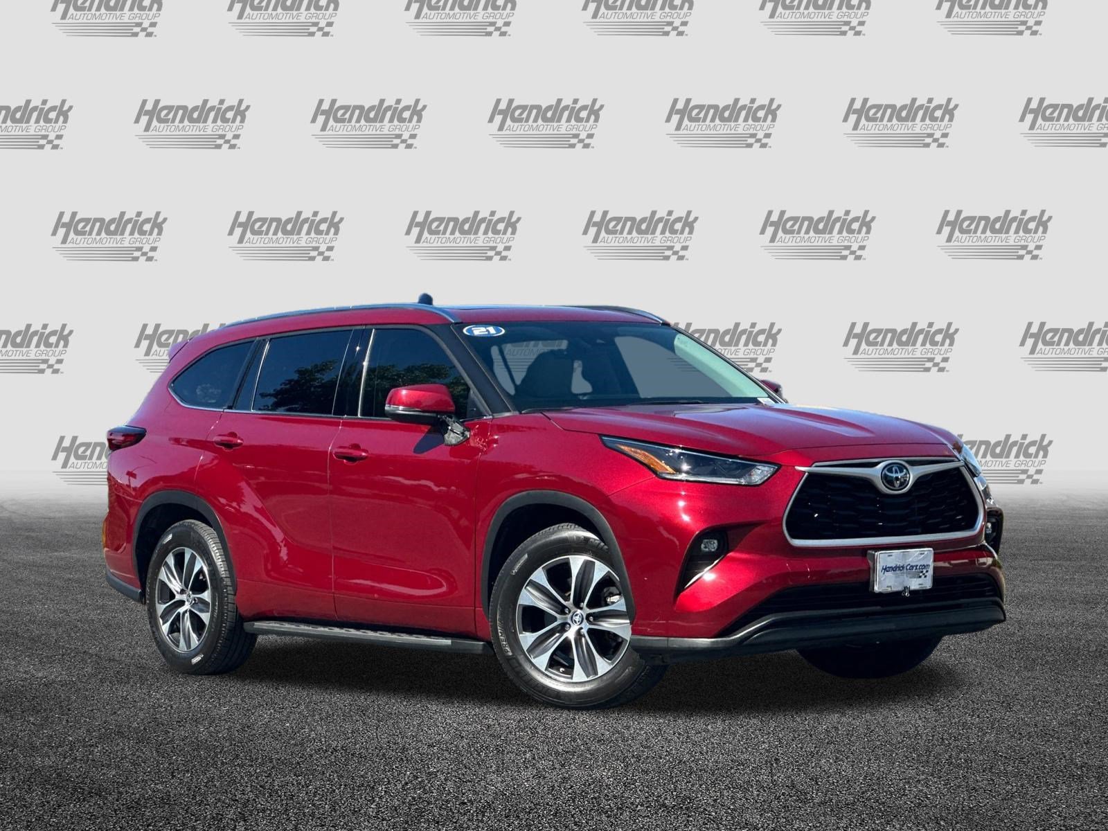 Used 2021 Toyota Highlander XLE FWD image 2