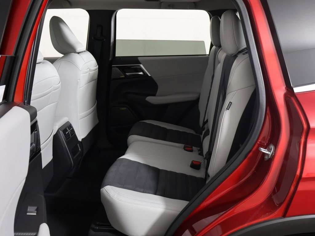 New 2025 Mitsubishi Outlander SE image 33