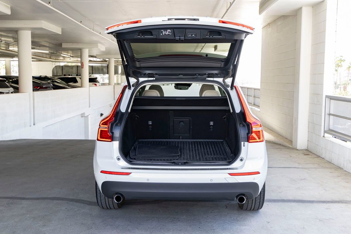 Used 2018 Volvo XC60 T5 Momentum w/ Vision Package image 22