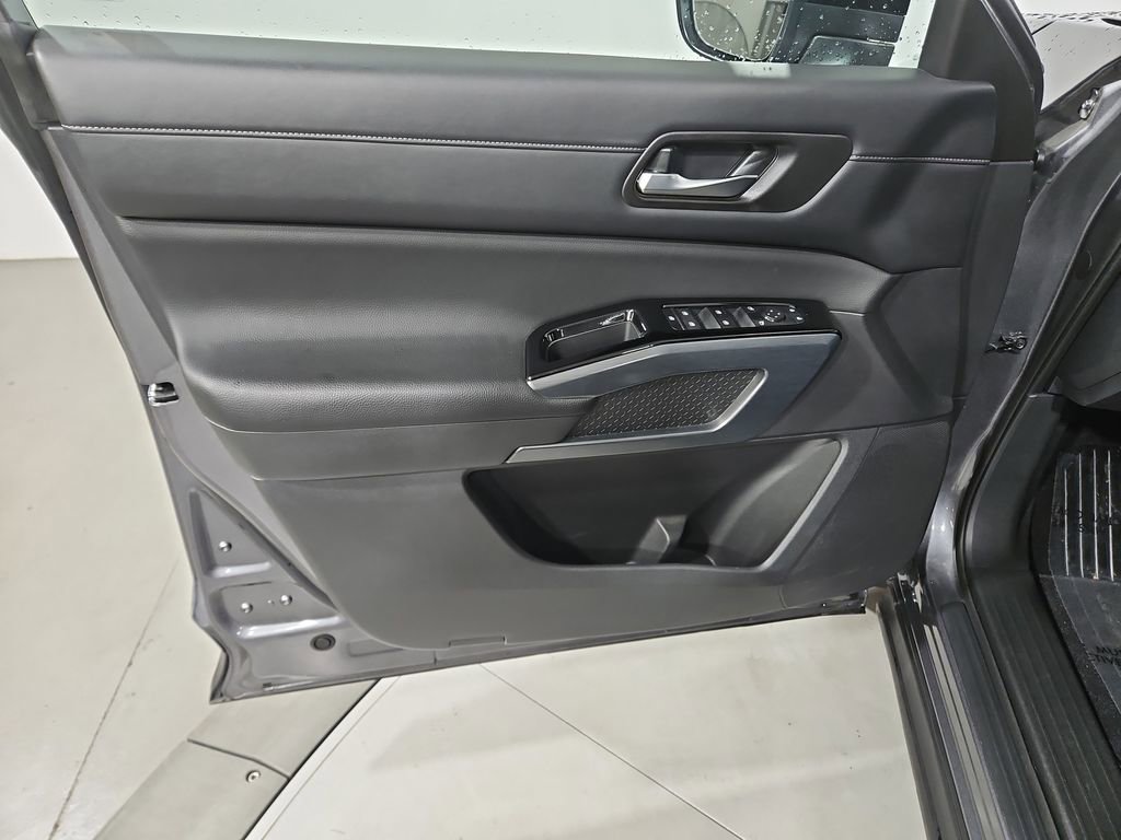 Used 2024 Nissan Pathfinder SL AWD/4WD image 11