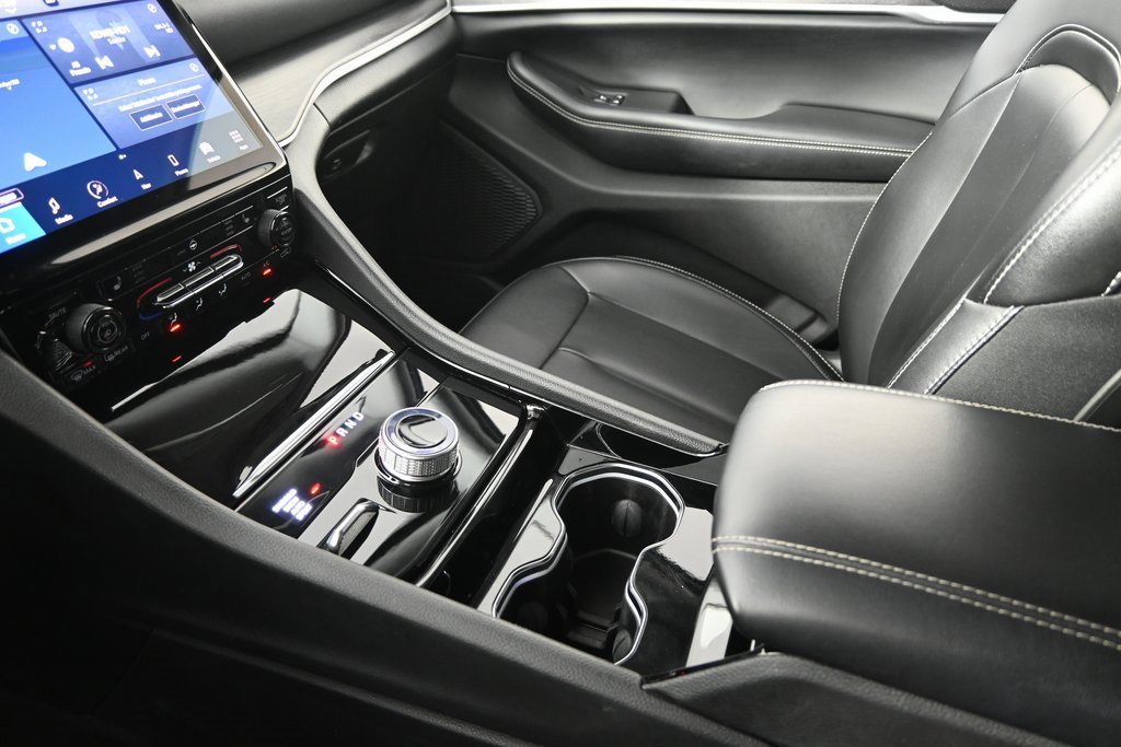 Used 2023 Jeep Grand Cherokee Limited w/ Black Appearance Package image 33