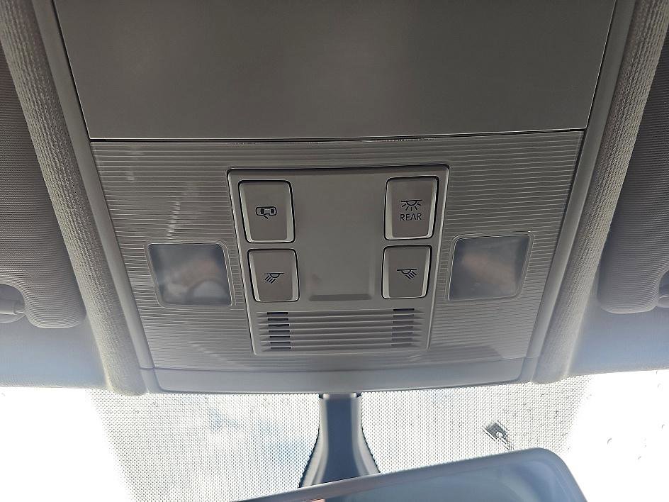 Used 2018 Volkswagen Tiguan SE image 27