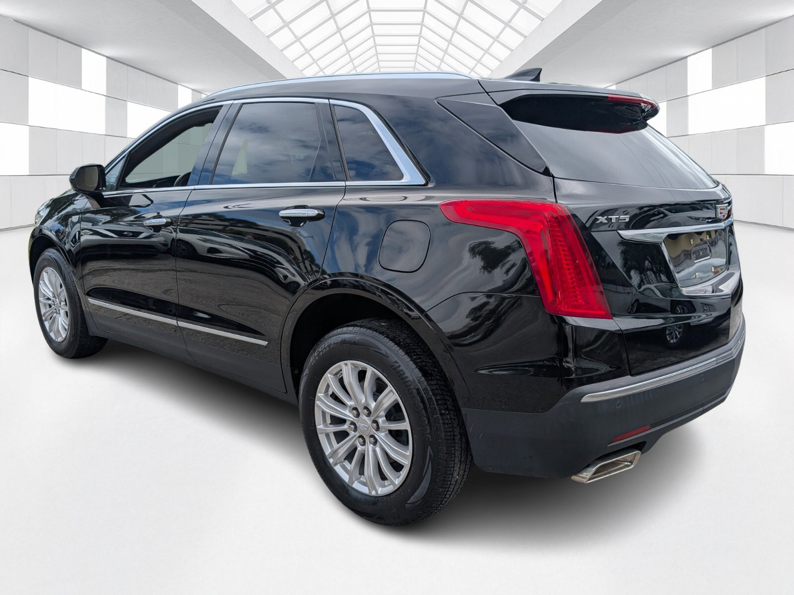 Used 2018 Cadillac XT5 FWD w/ LPO, Wheel Lock Package image 5