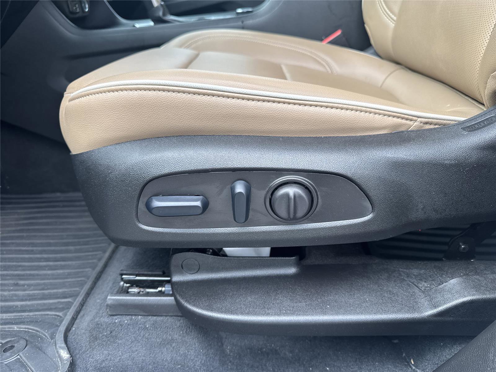 Used 2023 Chevrolet Traverse Premier image 13