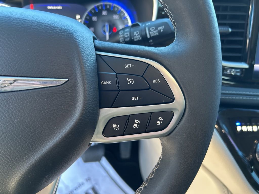 Used 2023 Chrysler Pacifica Limited w/ Uconnect Theater Family Group image 31