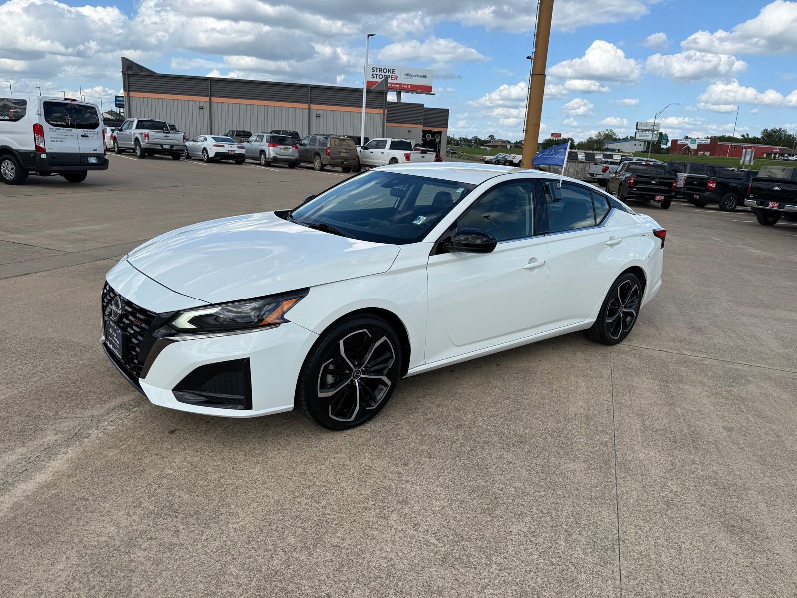 Used 2024 Nissan Altima 2.5 SR image 1