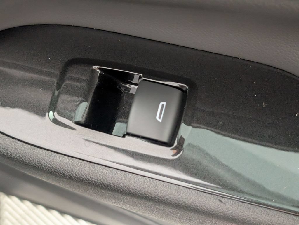 Certified 2022 Chevrolet Equinox Premier FWD image 36