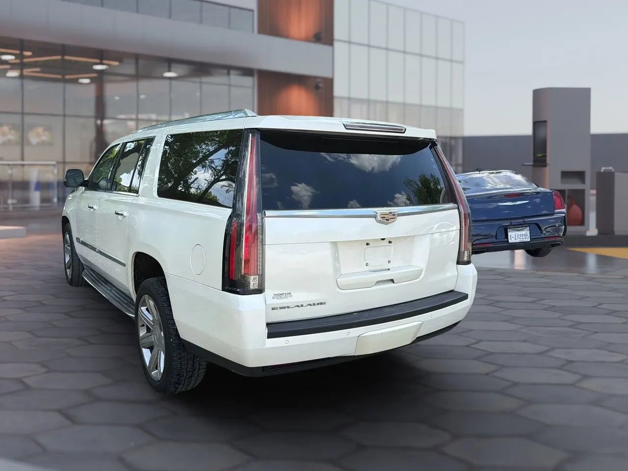 Used 2015 Cadillac Escalade ESV Luxury AWD/4WD image 7