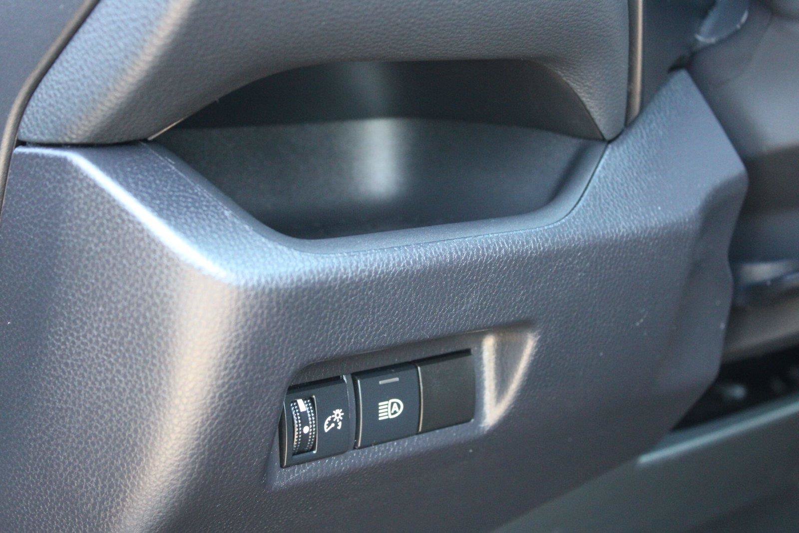 Used 2021 Toyota RAV4 LE AWD/4WD image 23