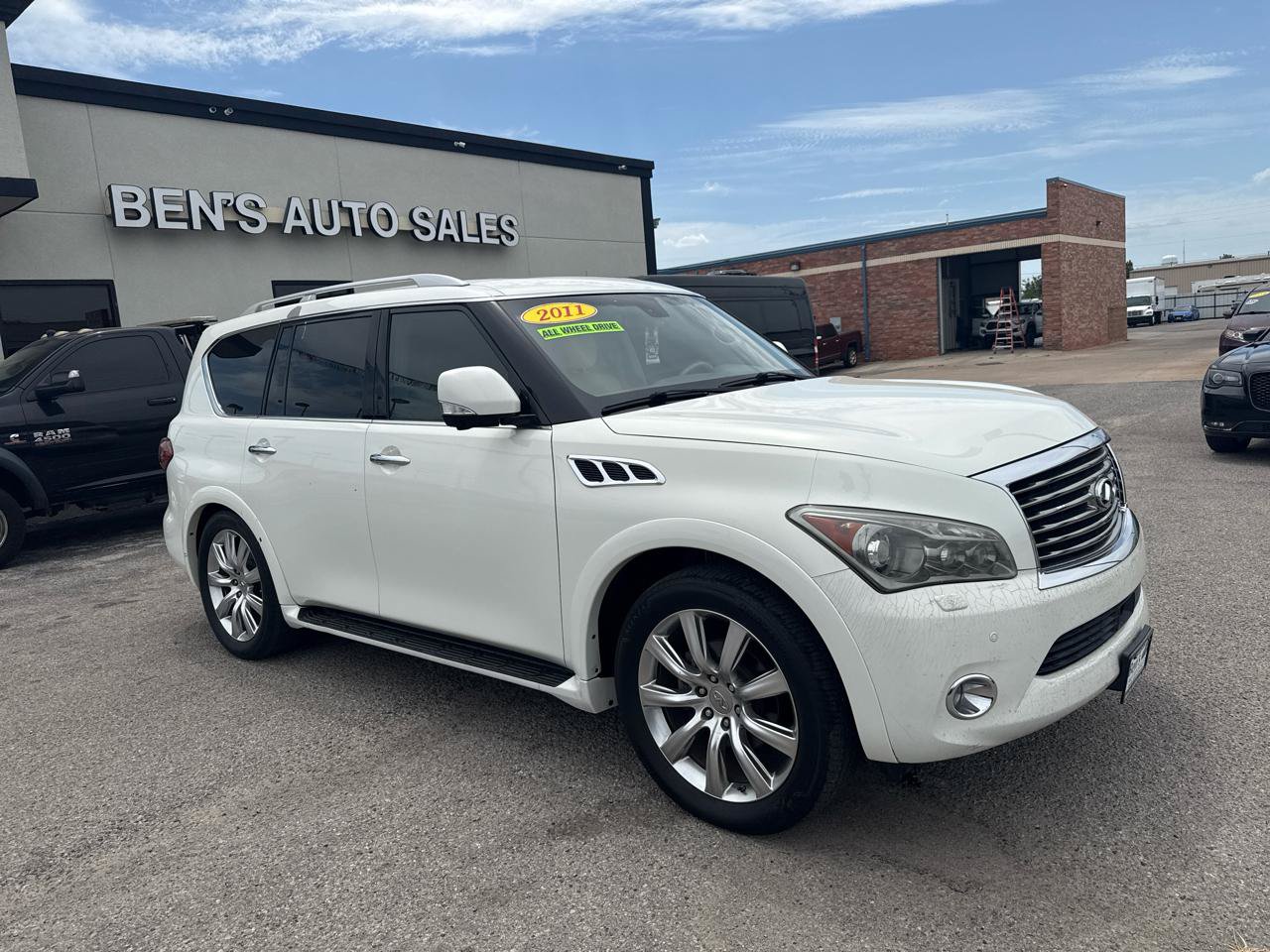 Used 2011 INFINITI QX56 4WD w/ Deluxe Touring Pkg image 4