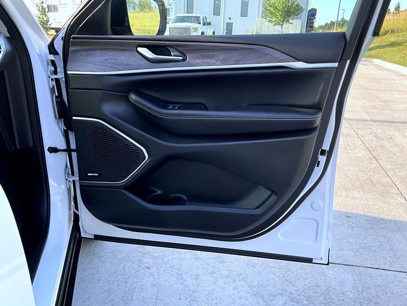 Used 2023 Jeep Grand Cherokee 4WD 4xe image 17