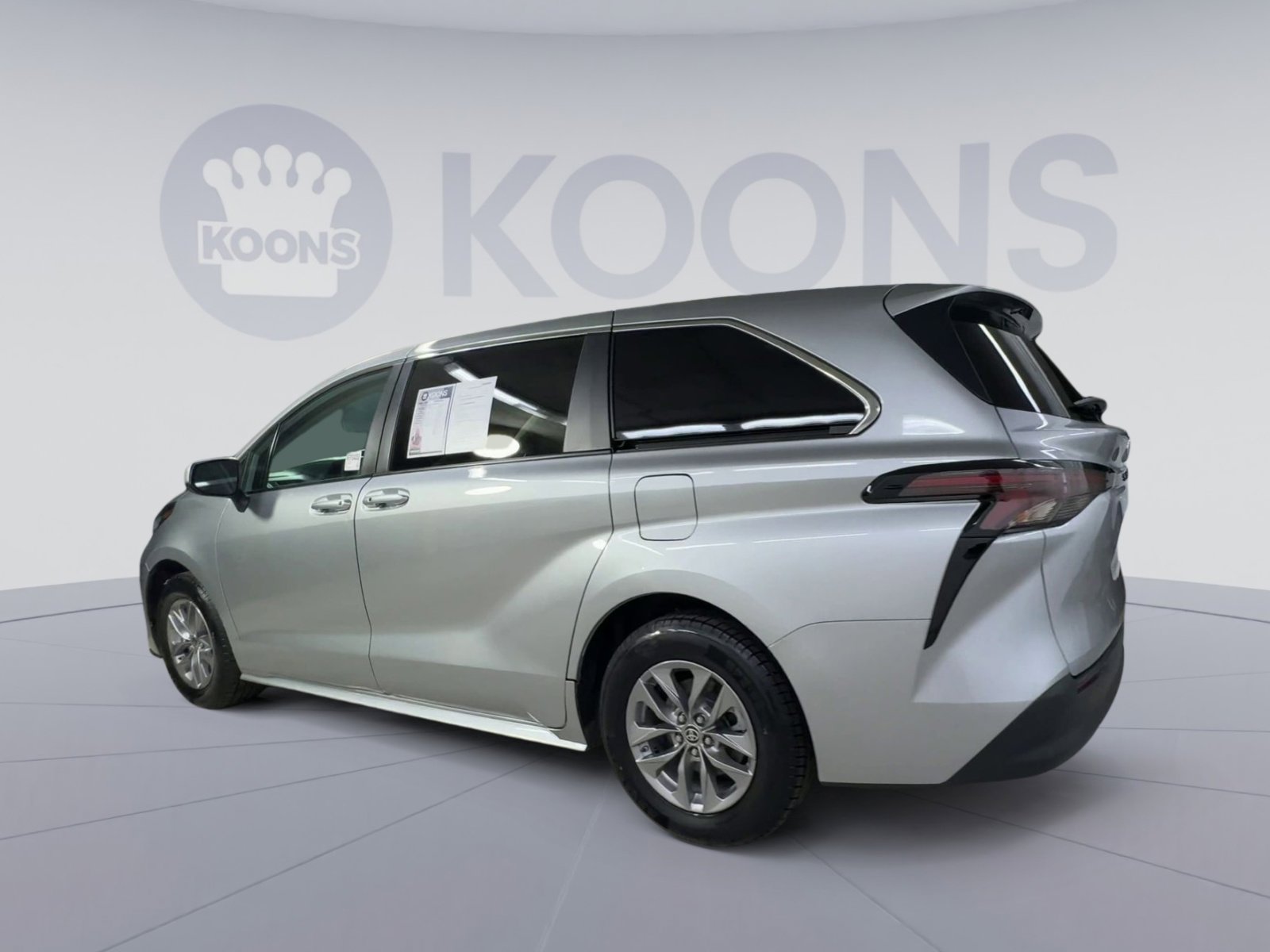 Used 2024 Toyota Sienna LE FWD image 8