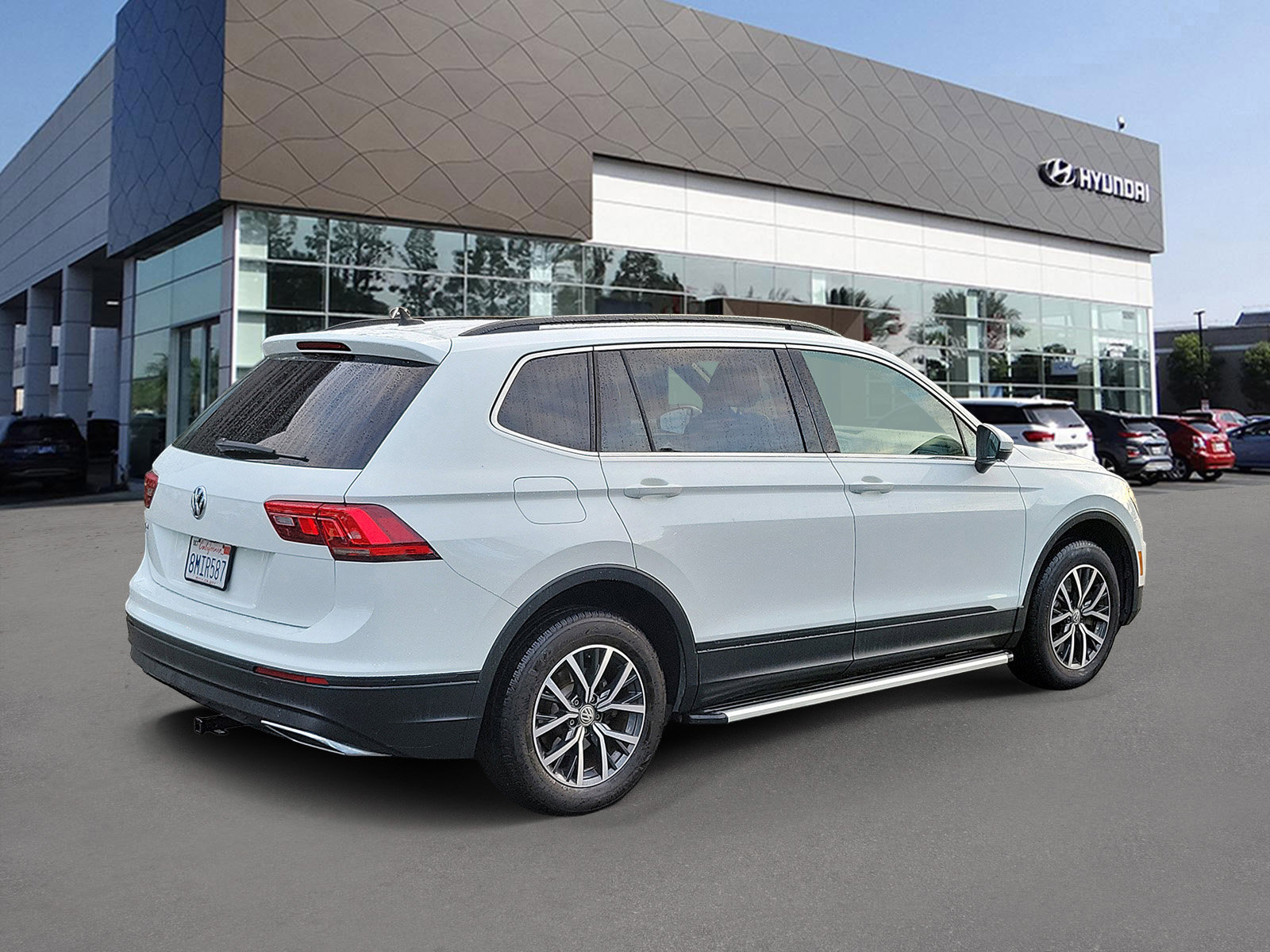 Used 2019 Volkswagen Tiguan SE w/ Panoramic Sunroof Package FWD image 2