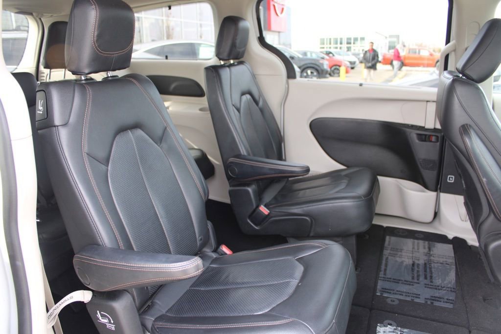 Used 2019 Chrysler Pacifica Touring-L image 23