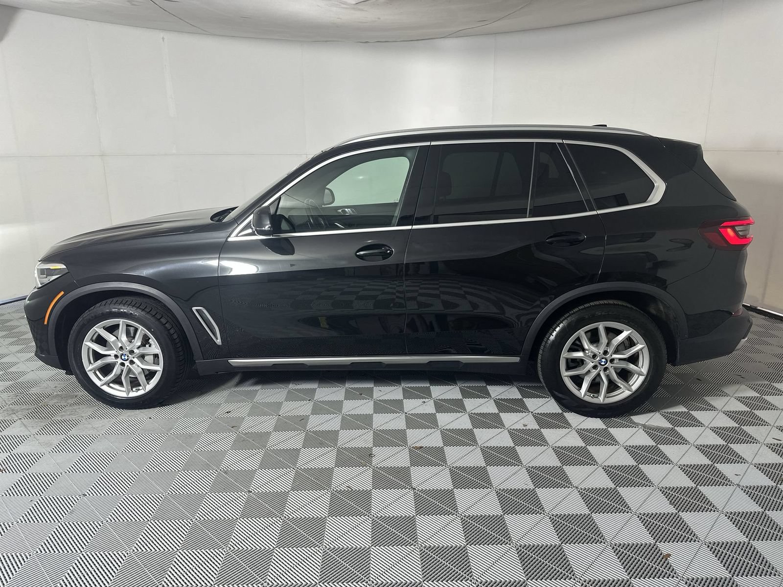 Used 2022 BMW X5 xDrive40i w/ Premium Package AWD/4WD image 5