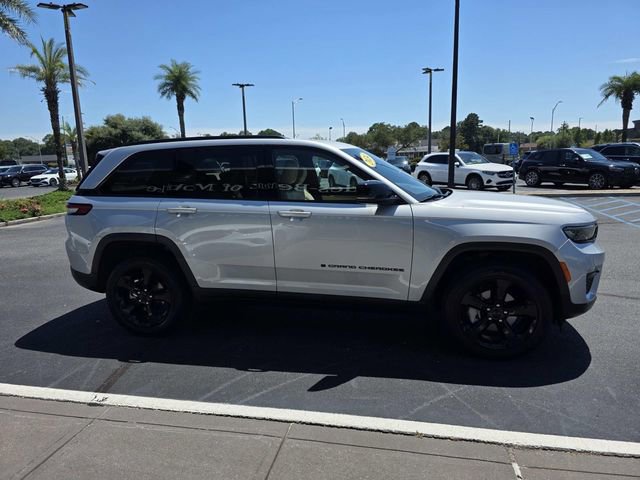 Used 2024 Jeep Grand Cherokee Limited w/ Black Appearance Package image 5