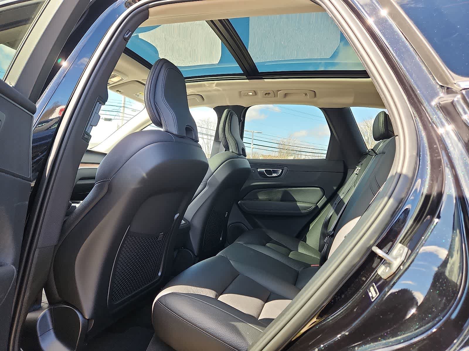 Used 2022 Volvo XC60 B5 Momentum image 11