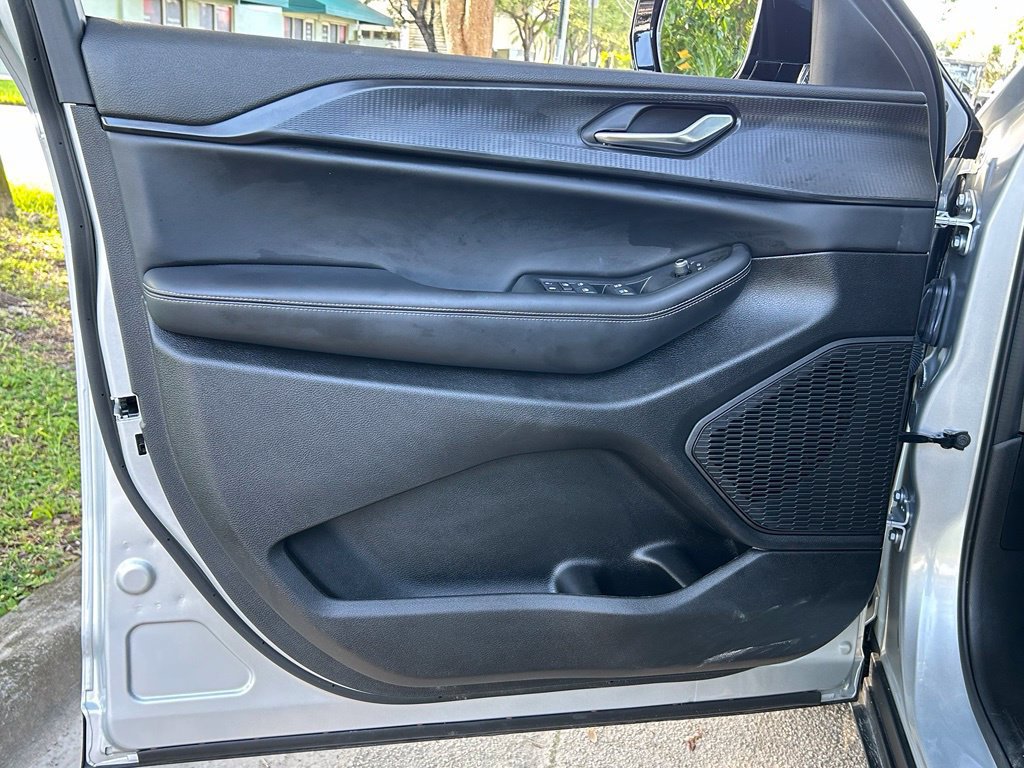 Used 2025 Jeep Grand Cherokee L Altitude RWD image 27