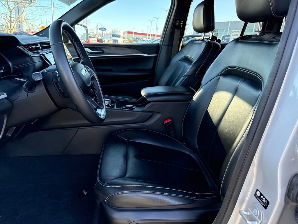 Used 2024 Jeep Grand Cherokee Limited w/ Black Appearance Package image 14