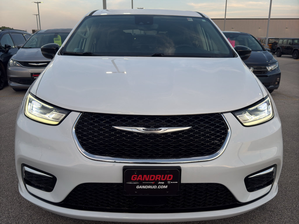 Used 2024 Chrysler Pacifica Touring-L FWD image 3