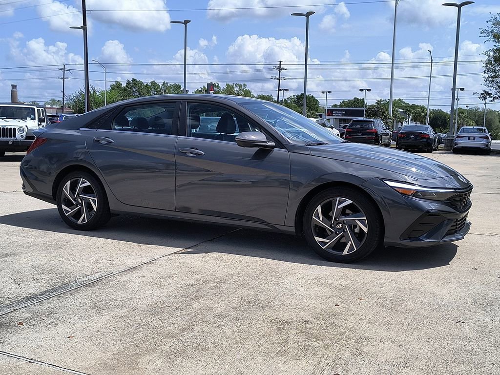 Used 2024 Hyundai Elantra Limited image 13