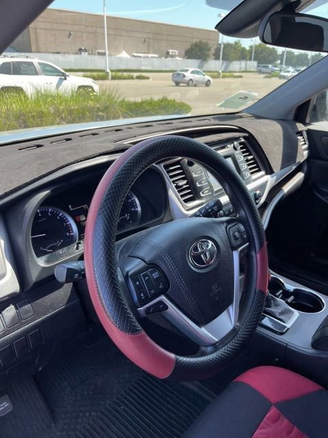 Used 2019 Toyota Highlander LE AWD/4WD image 13