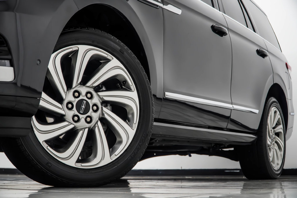 Used 2024 Lincoln Navigator Premiere AWD/4WD image 4