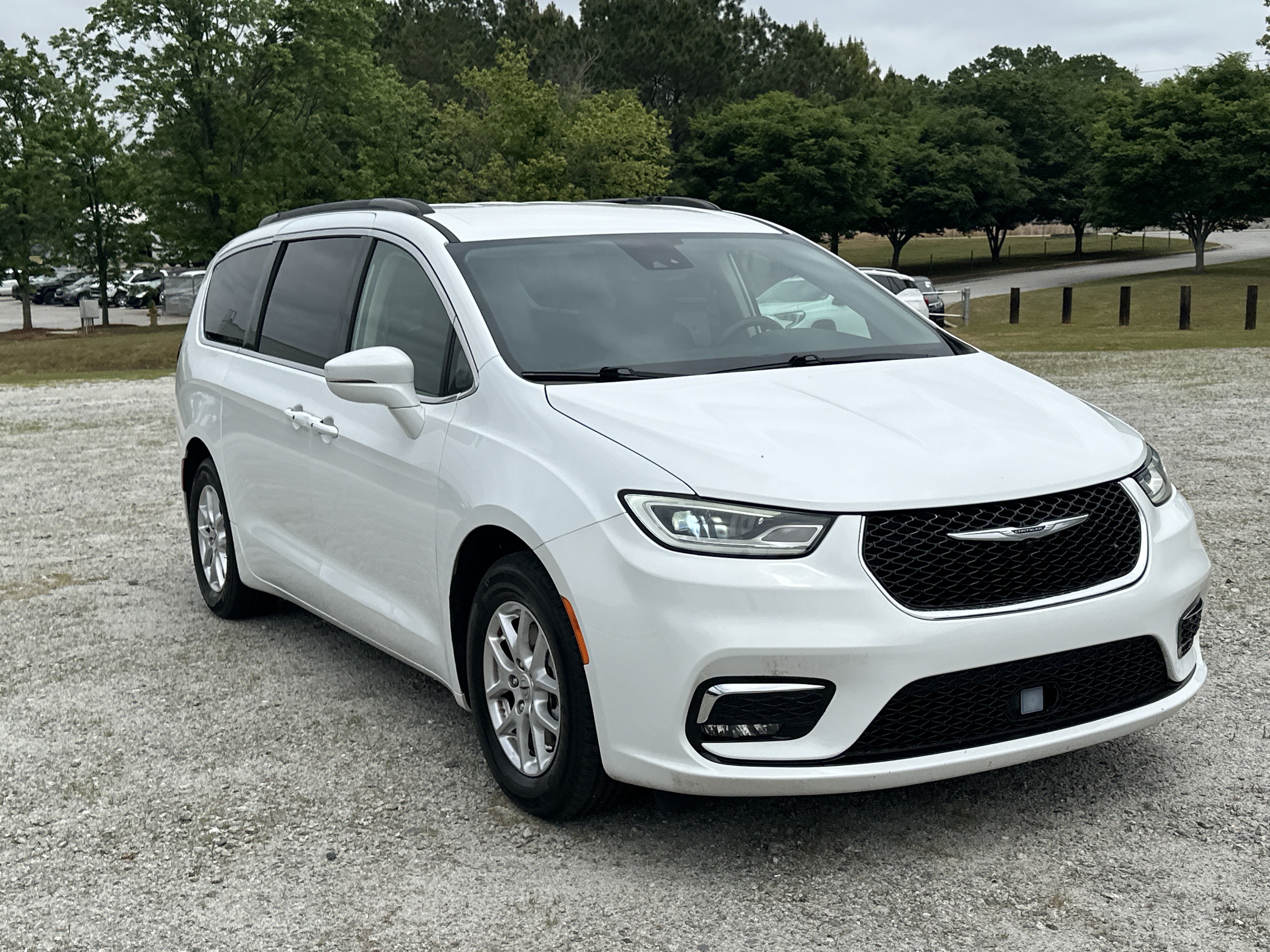 Used 2022 Chrysler Pacifica Touring-L FWD image 3