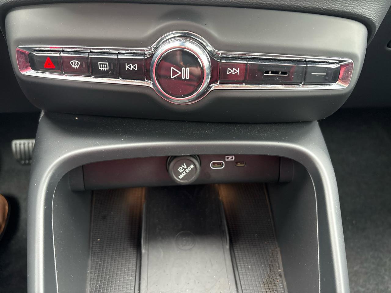 Used 2025 Volvo XC40 B5 Core image 15
