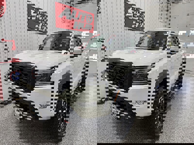 Used 2022 Nissan Frontier PRO-4X image 2