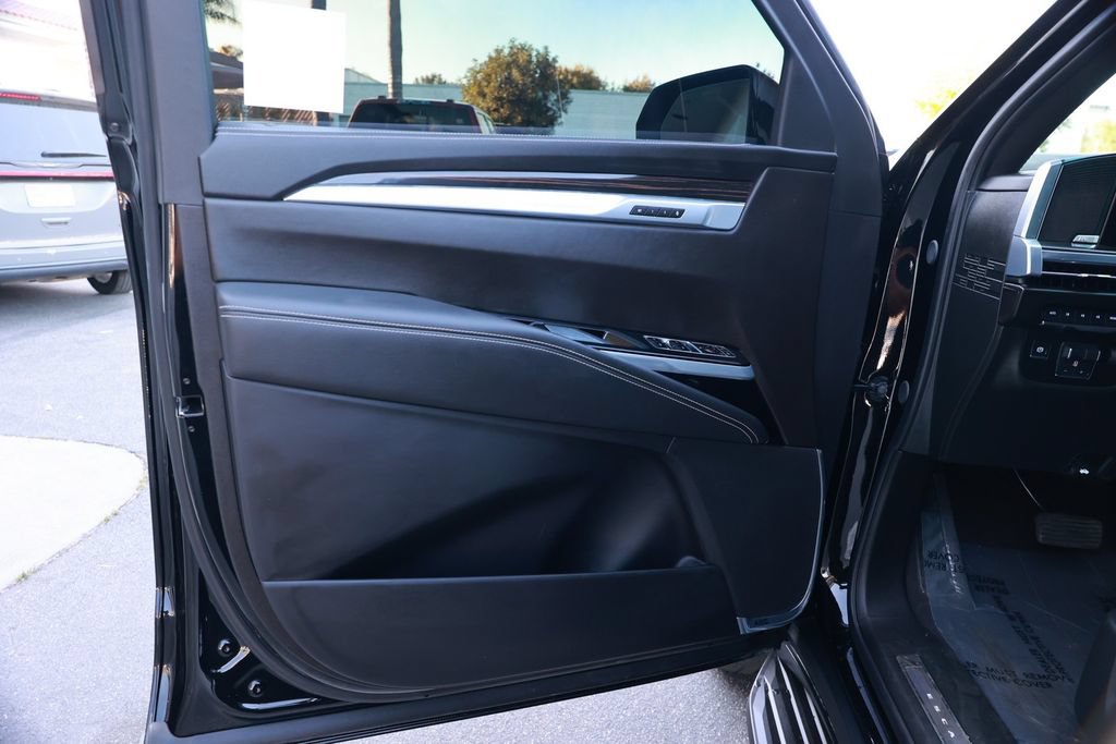 Used 2025 Cadillac Escalade ESV Premium Luxury AWD/4WD image 19