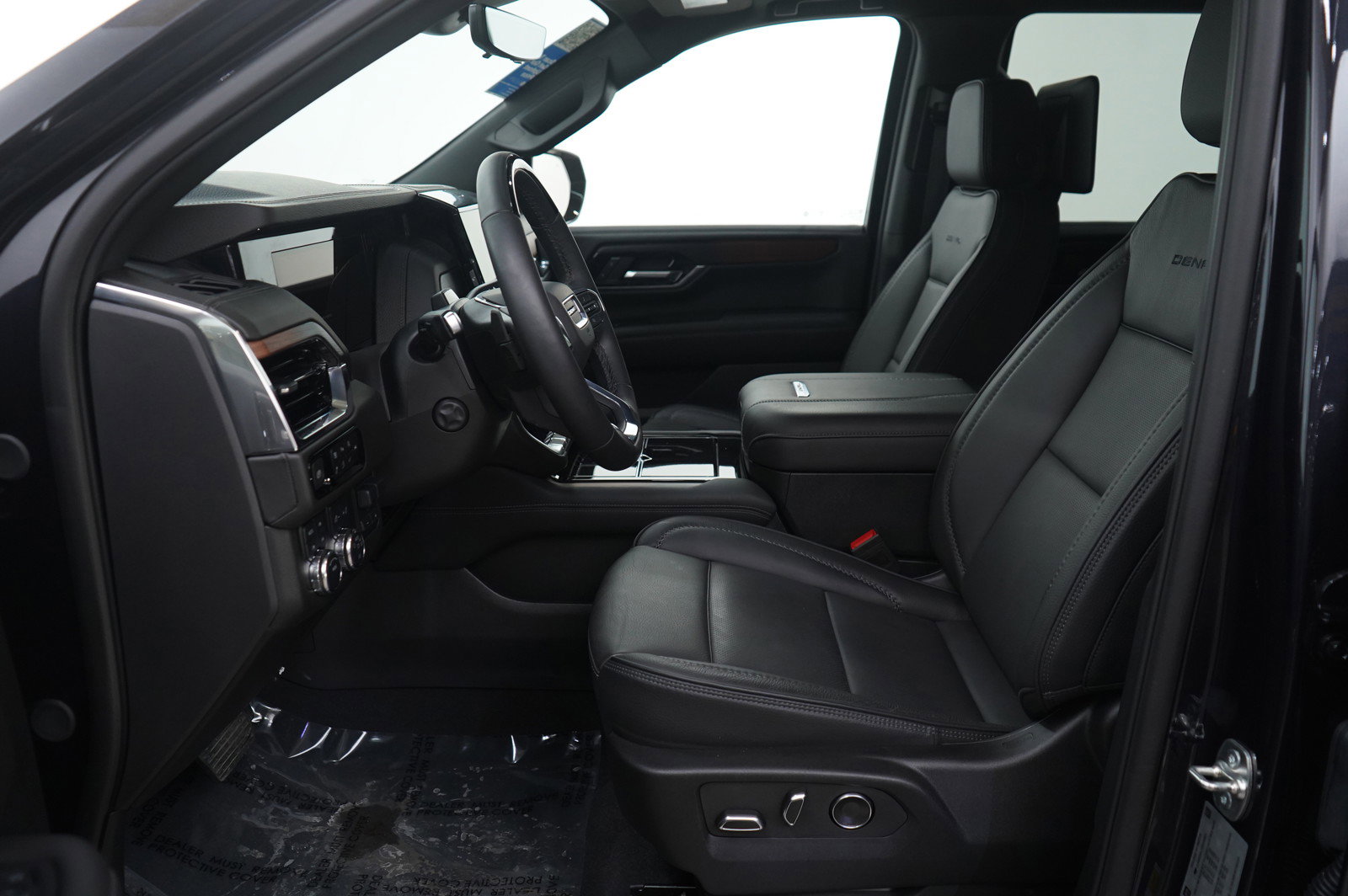 Used 2025 GMC Yukon Denali w/ Denali Reserve Package image 18