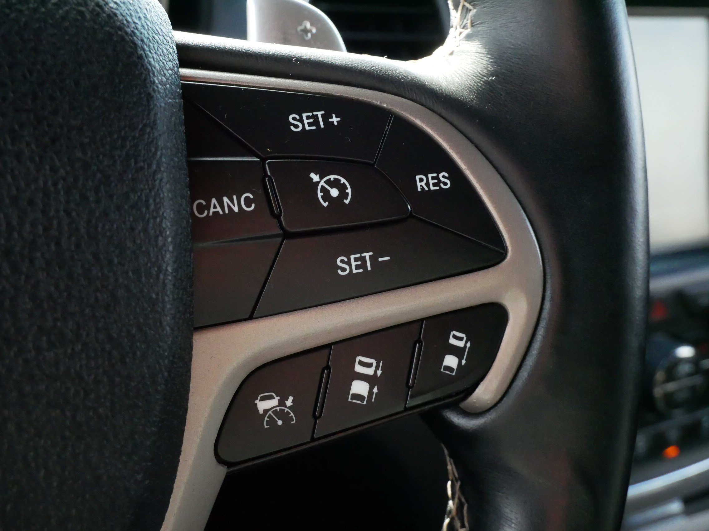 Used 2014 Jeep Grand Cherokee Overland w/ Advanced Technology Group AWD/4WD image 23