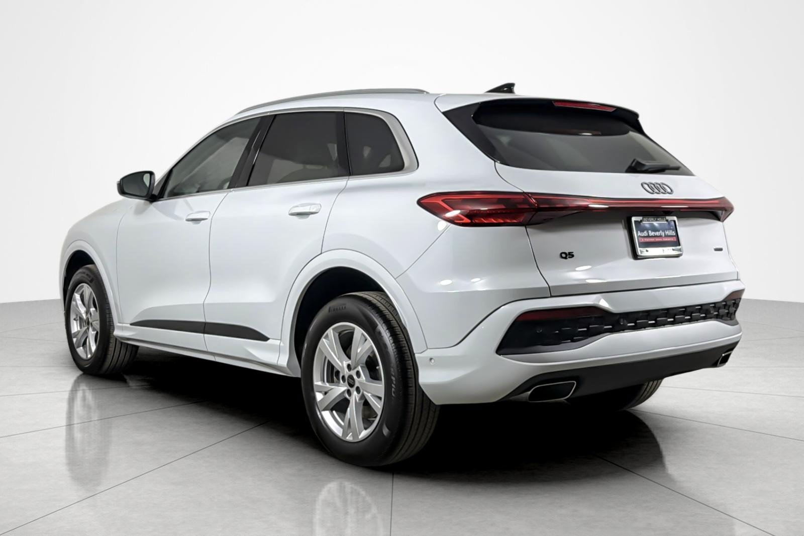 Used 2025 Audi Q5 Premium w/ Convenience Package AWD/4WD image 3
