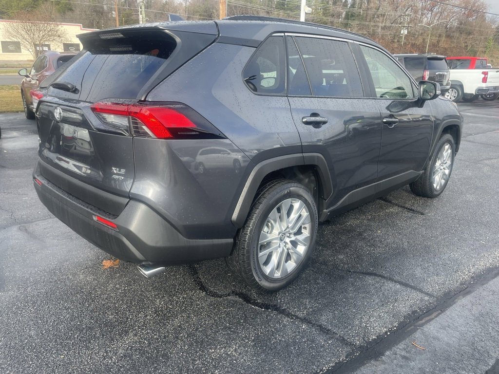 Used 2020 Toyota RAV4 XLE Premium image 5