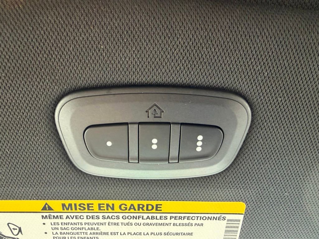 Used 2025 Chrysler Pacifica Limited FWD image 26